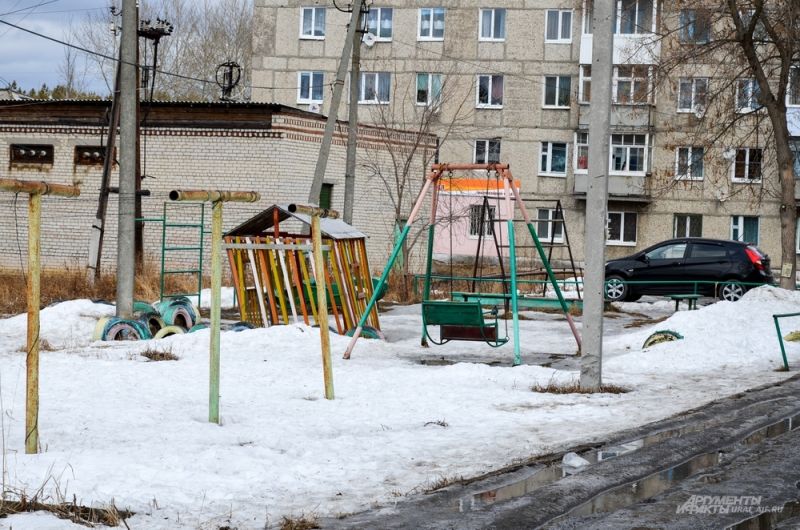 «На наши детские площадки грустно смотреть», - признаются жители дома по улице Дзержинского, 2В, в Артемовском.