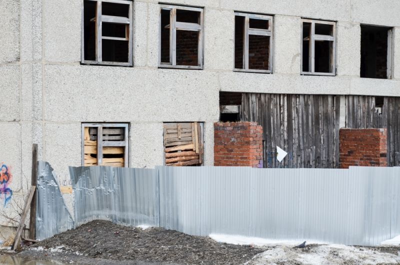 А здание обнесено металлическим забором. Забор успели поставить перед приездом губернатора Свердловской области в 2017 году в рамках его предвыборной кампании.