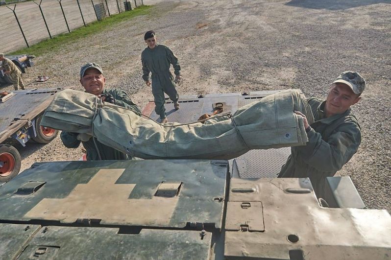 Десантно-штурмовая рота получила на время проведения учений семь БТР-80, а также пять танков Т-842.