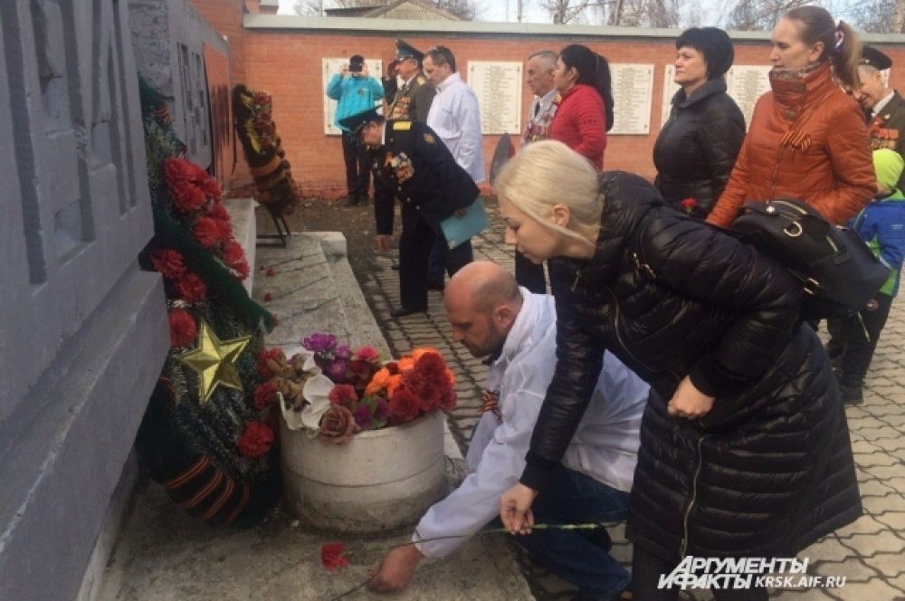 Возложение цветов к памтнику воинам, погибшим в годы Великой Отечественной войны, в пос. Богучаны.