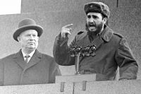 Первый секретарь ЦК КПСС Никита Хрущев и премьер-министр правительства Республики Куба Фидель Кастро на трибуне Мавзолея на митинге, посвященном прибытию Кастро в СССР. 28 апреля 1963 г.