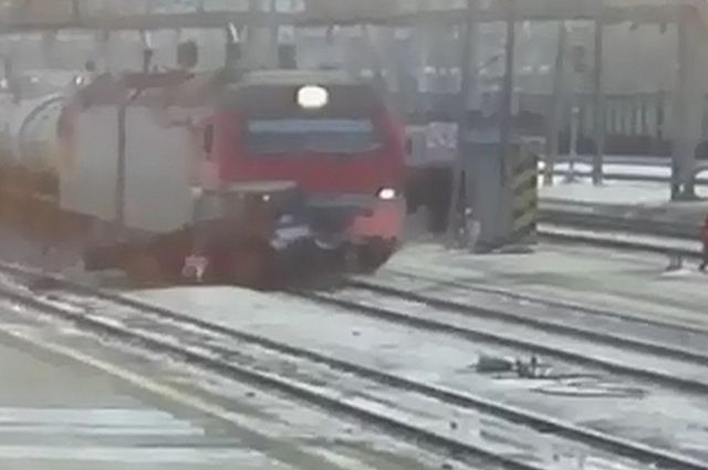 Поезд протащил трактор ещё несколько метров после столкновения.