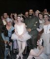 Фидель Кастро побывал в Большом театре на балете «Лебединое озеро». После спектакля он познакомился с артистами балета и примой театра, балериной Майей Плисецкой (в центре).