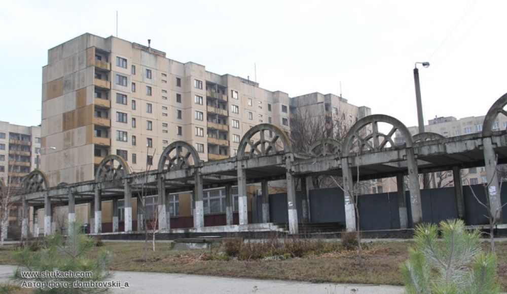 Поселок Долинское в Кировоградской области не развился также, как и промышленный долгострой возле него - Криворожский комбинат обогатительных руд. Сейчас в Долинском масса пустующих многоэтажек, облупившийся асфальт, закрытые школы - город живет без притока каких-либо средств и потихоньку пустеет.