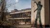 О Припяти рассказывать не имеет никакого смысла - все мы знаем историю этого печального юного города, которому еще нет и пятидесяти. Сейчас в нем властвуют тени - на стенах домов, в квартирах и общественных зданиях.