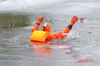 Мужчина провалился в полынью в 200 метрах от берега и начал тонуть. 