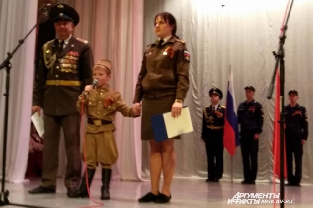 На сцене - самый маленький участник автопробега - 4-летний Матвей Божков. 