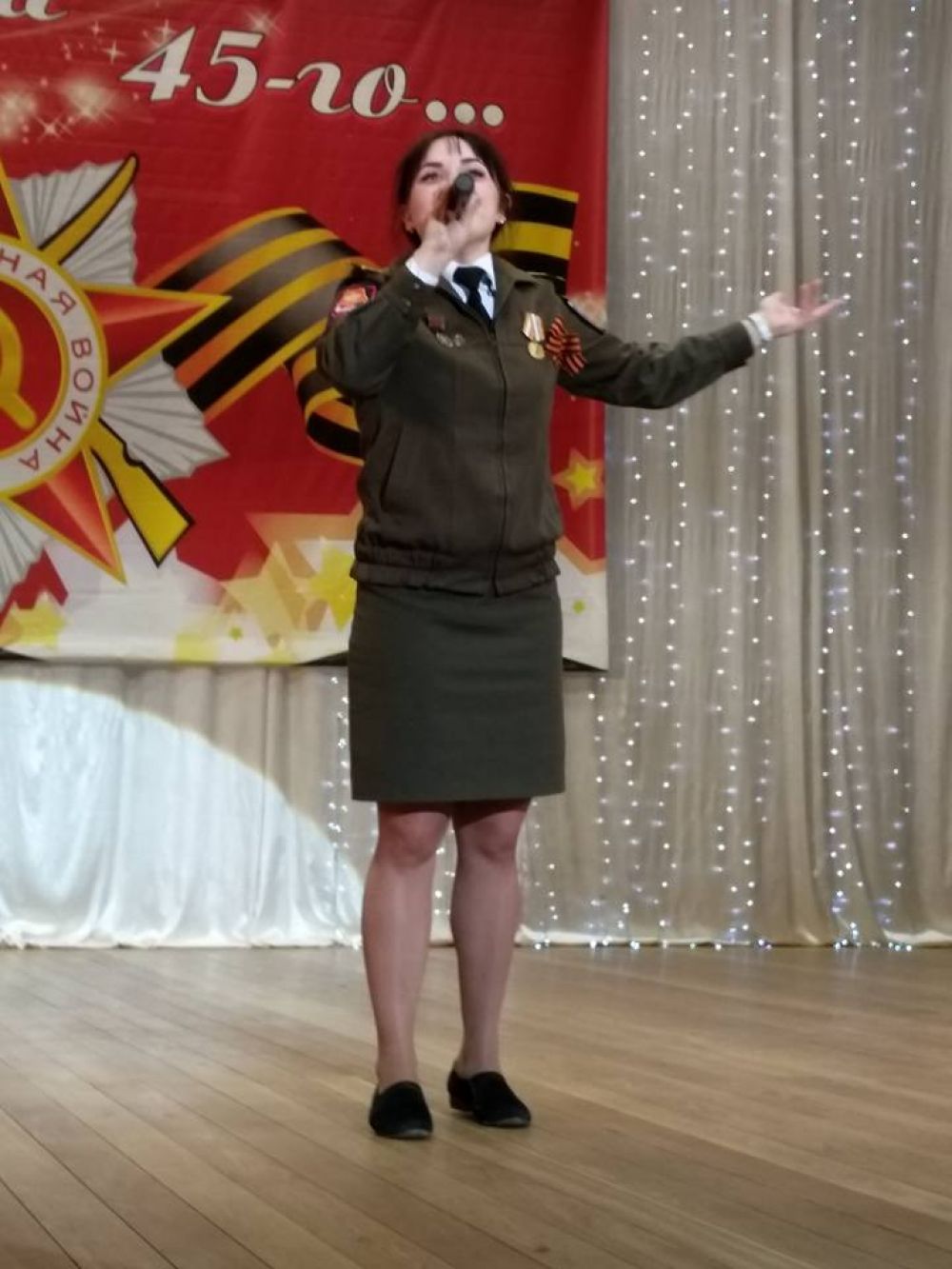 Участница автопробега, курсант Военно-инженерного института СФУ Катерина Чеканинская, которая замечательно исполняет песни военных лет.