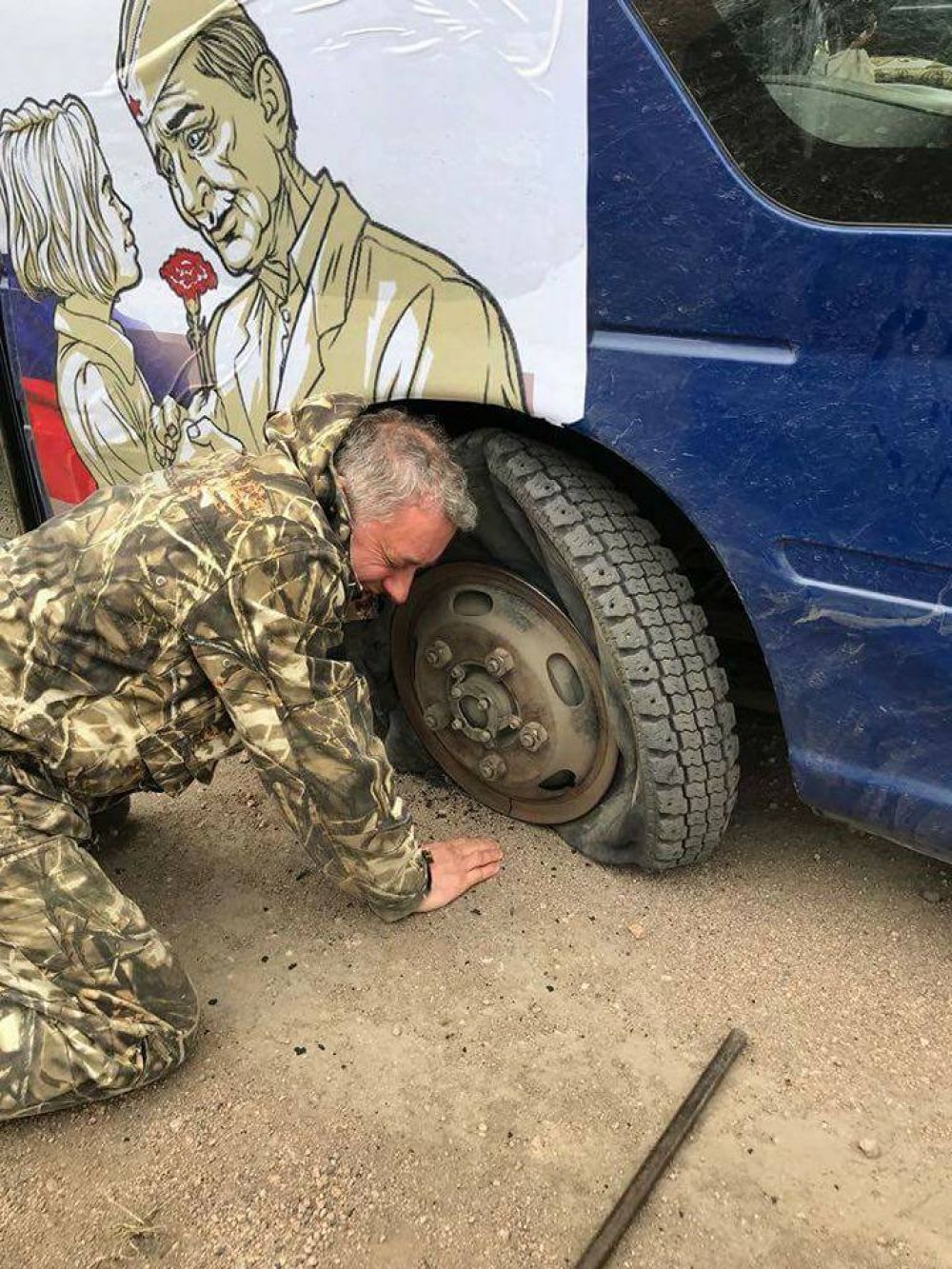 По дороге у автобуса пробило колесо. Но команда быстро справилось поломкой и отправилась дальше по маршруту автопробега.