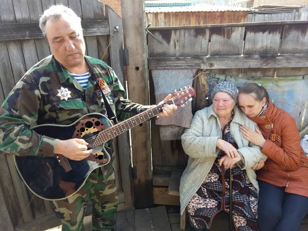Песню про Ленинград для блокадницы поет Зинур Миналиев..