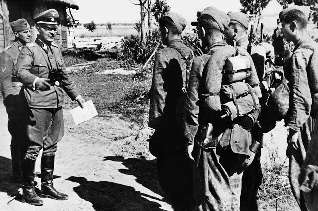 Командир бригады Ваффен-СС и командир дивизии беседует с галицкими добровольцами. 23.07.1944.