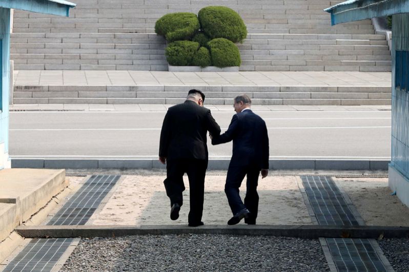 Рукопожатие длилось примерно 30 секунд. Затем Ким Чен Ын перешел границу, тем самым став первым в истории лидером КНДР, посетившим Южную Корею.