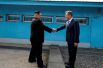 Глава КНДР Ким Чен Ын и президент Южной Кореи Мун Чжэ Ин обменялись рукопожатием при встрече в Пханмунджоме, стоя каждый на своей стороне границы.