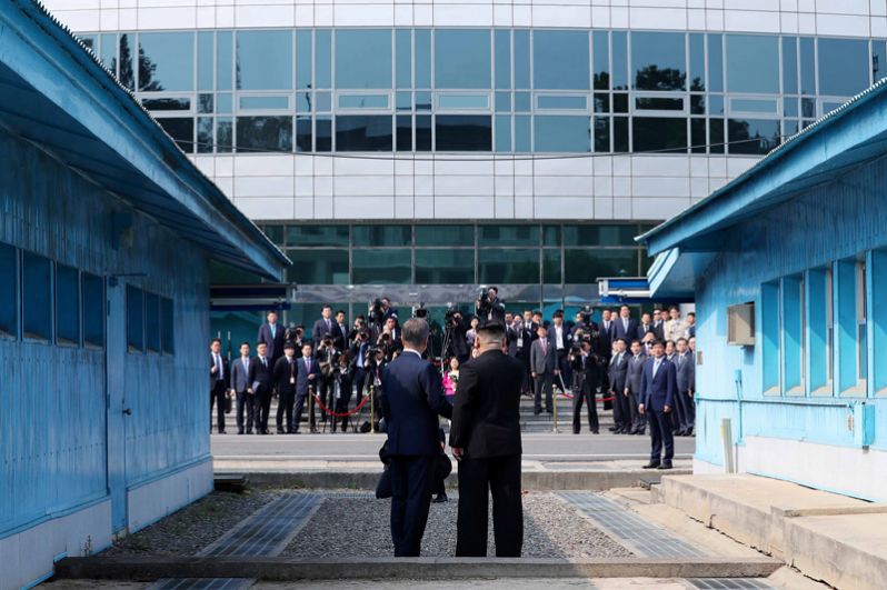 Также по приглашению северокорейского лидера Мун Чжэ Ин перешагнул границу и перешел на территорию КНДР. Там лидеров сфотографировали.
