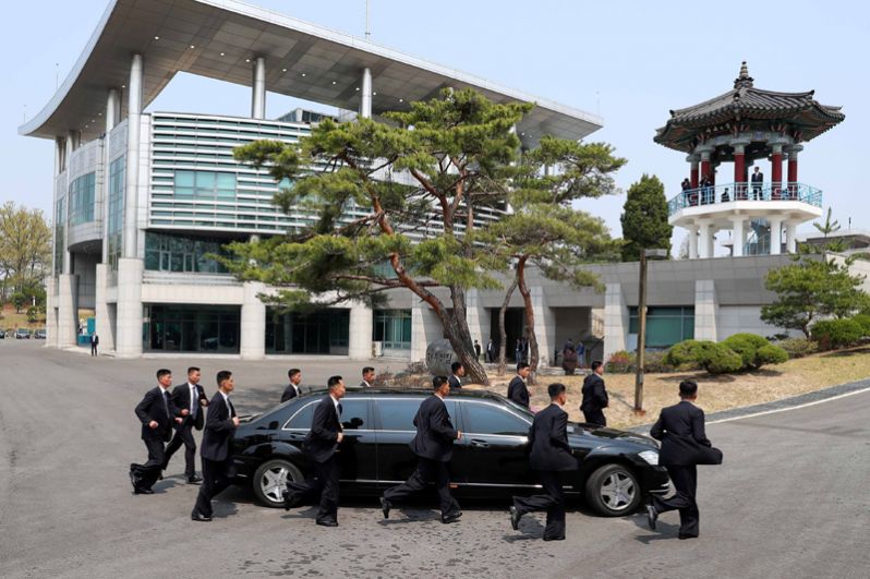 Лидер КНДР Ким Чен Ын едет на встречу с южнокорейским коллегой в Пханмунджом.