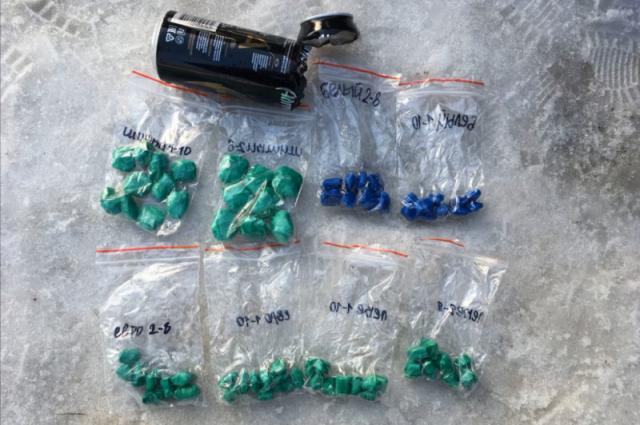 Было обнаружено 30 полимерных пакетов с порошкообразным веществом внутри – согласно заключению эксперта, изъятое вещество является наркотическим средством массой более 60 граммов.