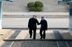 Рукопожатие длилось примерно 30 секунд. Затем Ким Чен Ын перешел границу, тем самым став первым в истории лидером КНДР, посетившим Южную Корею.