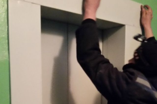 В Тюмени на Лесобазе в лифте застрял ребенок