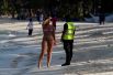 Полицейский просит туристов покинуть пляж во время закрытия курортного острова Боракай.