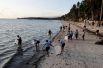 Полицейские собирают мусор на пляже Булабог в первый день закрытия для туристов.