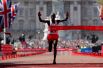 Кейнийский бегун Элиуд Кипчоге пересекает финишную черту на Лондонском марафоне.