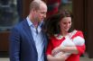 Герцогиня Кембриджская Кэтрин и принц Уильям с новорожденным сыном покидают больницу Свяной Марии, Лондон.
