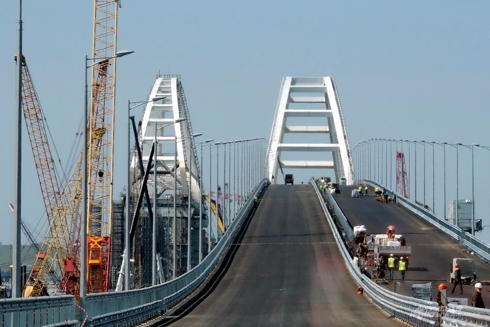 Судоходные арки Крымского моста.
