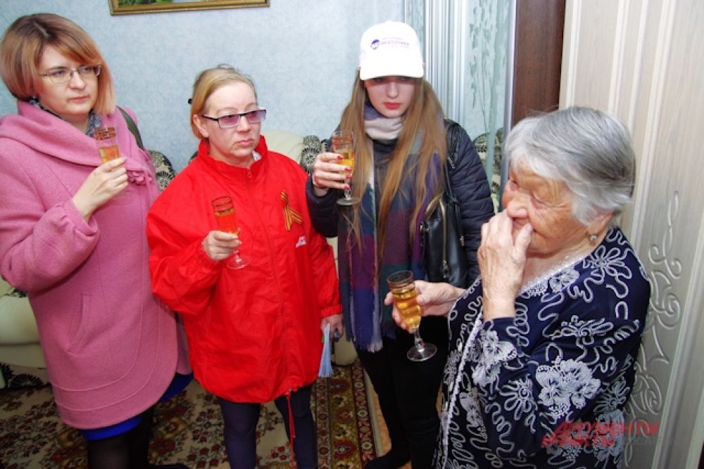 Ветераны в знак благодарности угостили нашу команду вкусным шампанским. И все выпили по глотку за Победу.