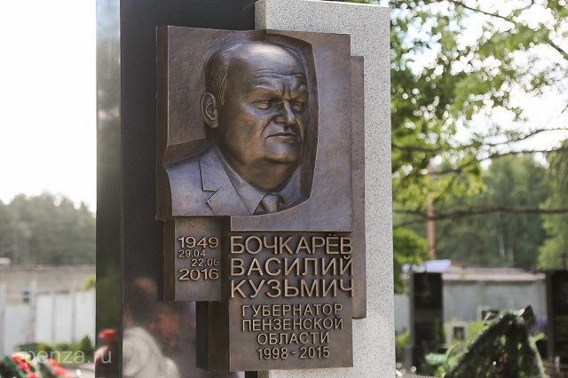 Автор памятника — известный пензенский скульптор Валерий Кузнецов.