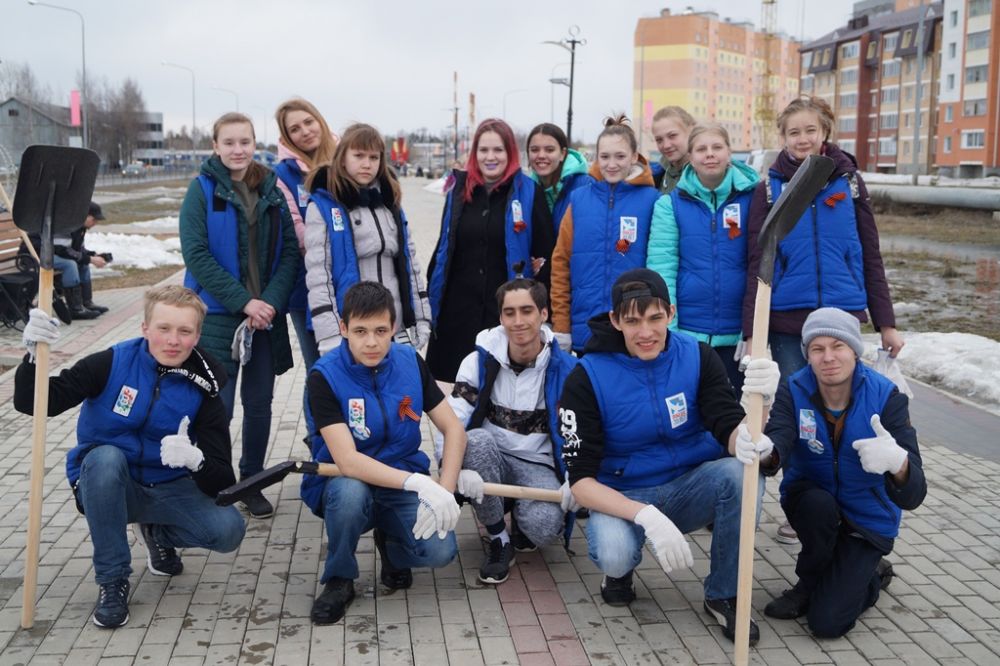 Волонтёры Победы Нягани и Дом молодёжи - лишь одна из сотен ячеек трудовых коллективов что вышли нынче в Югре на субботник