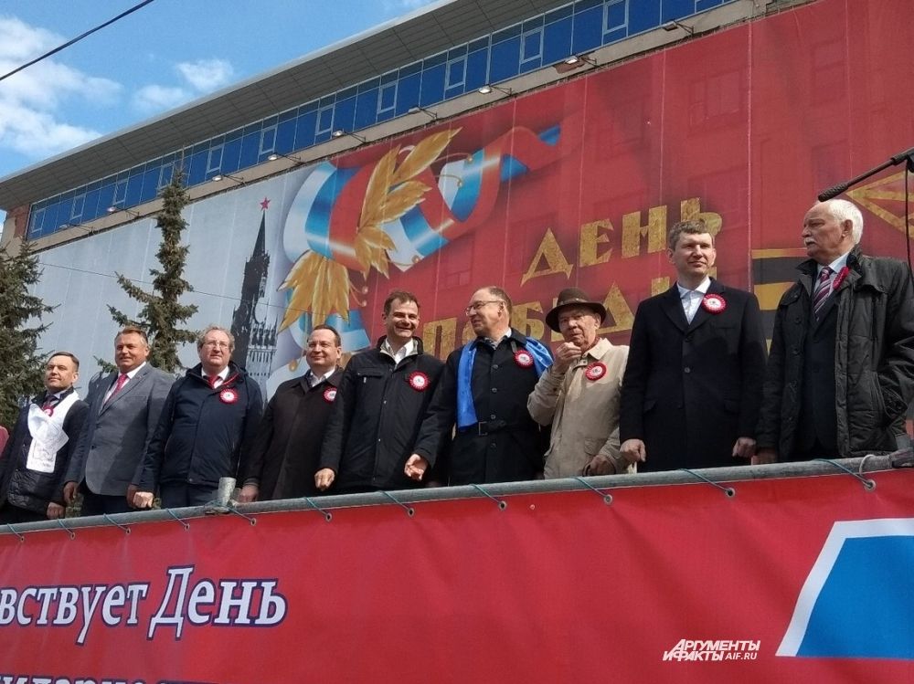 Губернатор, глава города Перми и другие ответственные лица по традиции приветствовали участников праздничного шествия с трибуны.