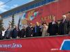 Губернатор, глава города Перми и другие ответственные лица по традиции приветствовали участников праздничного шествия с трибуны. 