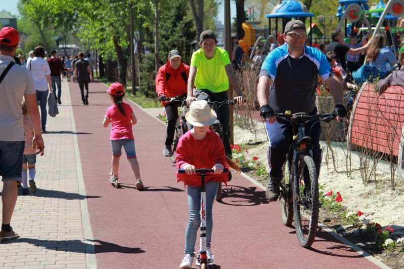 Двухполосная велодорожка обеспечивает пропускную способность 200-300 велосипедов в час. Кроме того, в парке «Левобережный» созданы все условия для маломобильных групп населения.