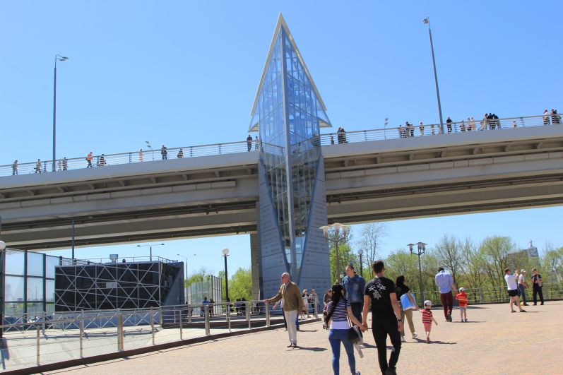 Лифт, перевозящий людей с Ворошиловского моста в парк и обратно. Когда выходишь внизу, то открывается вид на стадион Ростов Арена.