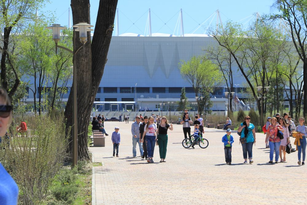 Новый стадион Ростов Арена как магнит притягивает взгляд. Все дороги ведут к нему.