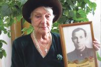 Каждый год Нина Землянская в рядах «Бессмертного полка»  несёт портрет своего отца – участника войны.