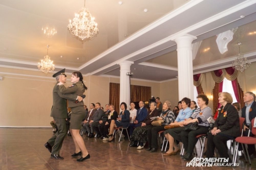 Майский вальс в исполнении автора-исполнителя, полковника Вадима Черкас.