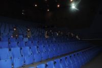 Зрительный зал пуст, так как кинотеатр закрыт.