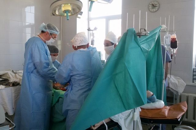 В Оренбурге врачи впервые установили эндопротез онкобольной пенсионерке.
