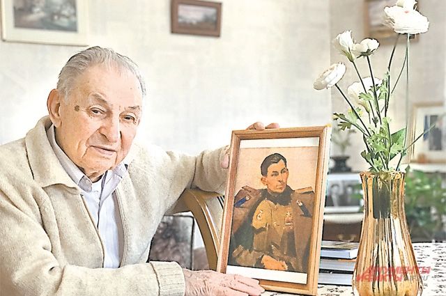 Василий Васильевич держит в руках репродукцию собственного портрета кисти своего дяди Фёдора Решетникова. Тот написал племянника в 1947 г. в Москве.