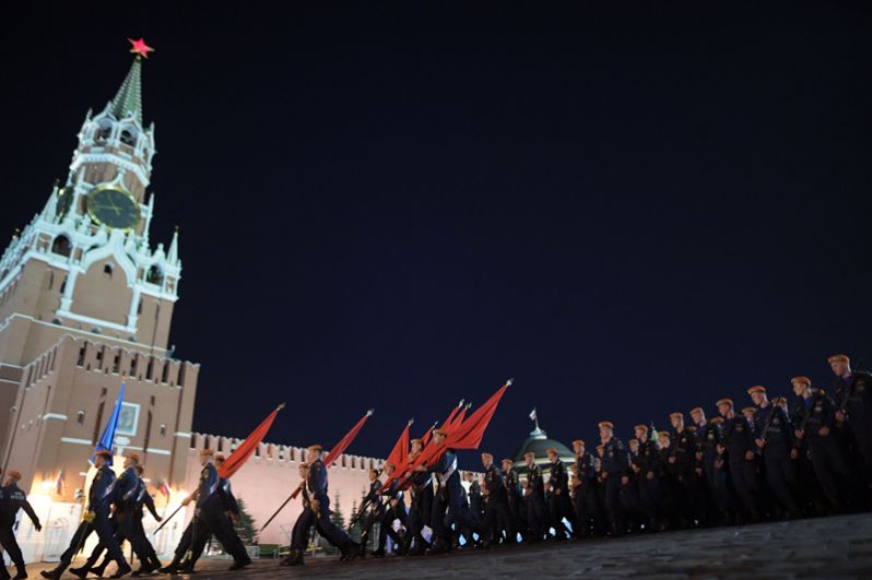Военнослужащие парадных расчетов на репетиции военного парада на Красной площади.