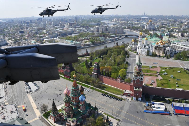Многоцелевые вертолеты Ми-8 на репетиции воздушной части парада Победы в Москве.