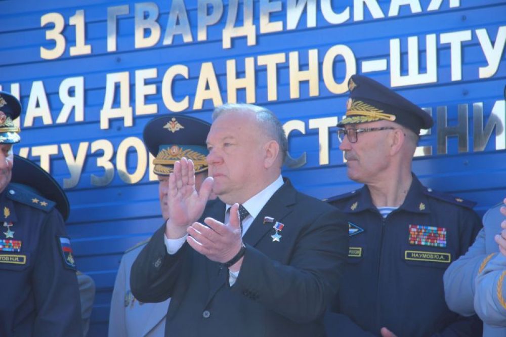 На трибуне - председатель комитета Государственной думы по обороне, в прошлом губернатор Ульяновской области Владимир Шаманов.