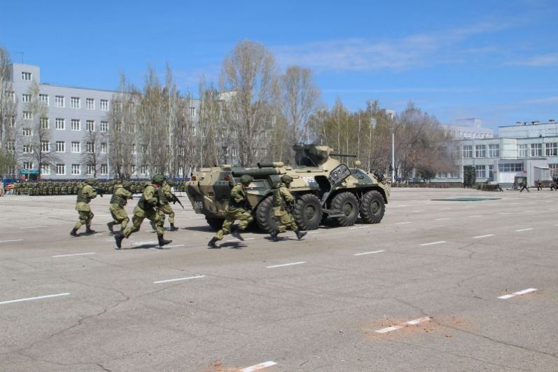 Другая группа бойцов на ходу десантируется из боевой машины.