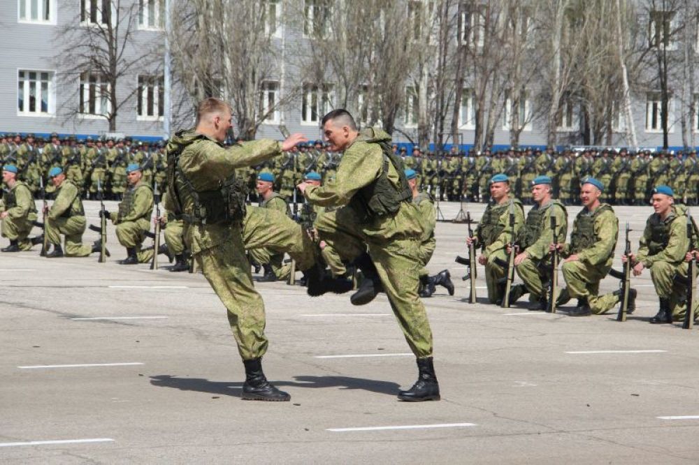 Следом демонстрируются чудеса рукопашного боя.