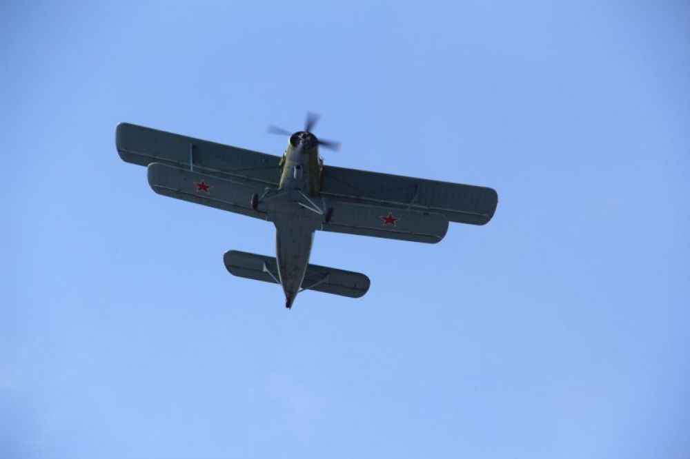 Напоследок Ан-2 совершил прощальный пролет над плацем.