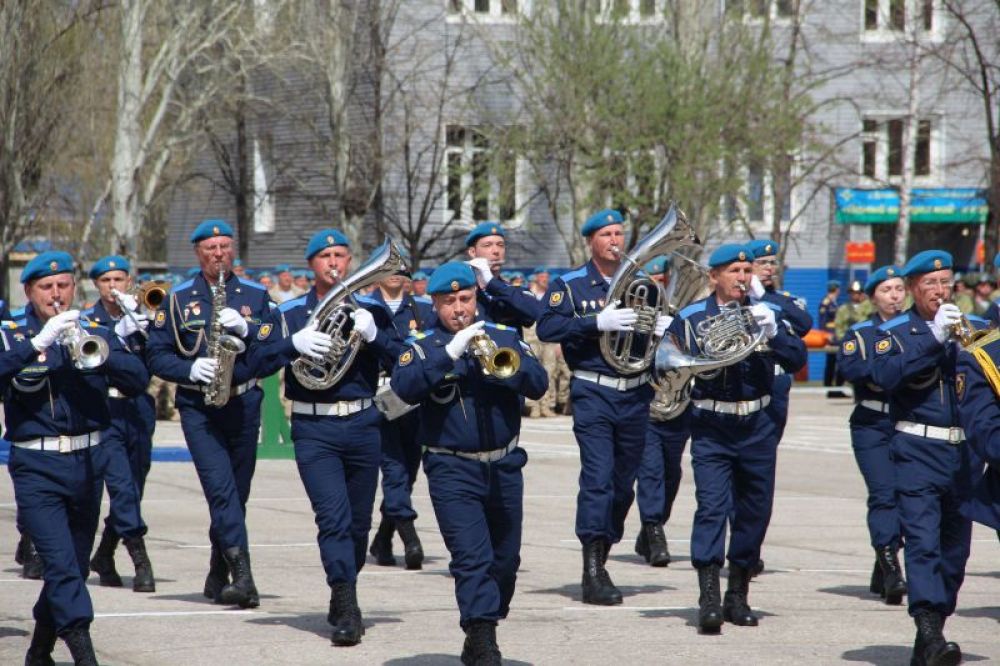 Все началось с выступления бригадного оркестра.