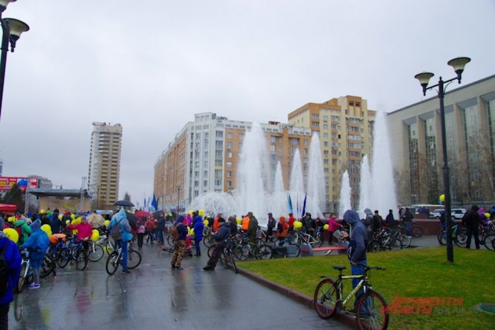 Перед стартом велопробега на площади Пименова запустили фонтаны.