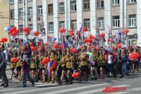До 20 000 человек принимают участие в шествии «Бессмертного полка» в Кемерове, отдавая дань памяти ветеранам.