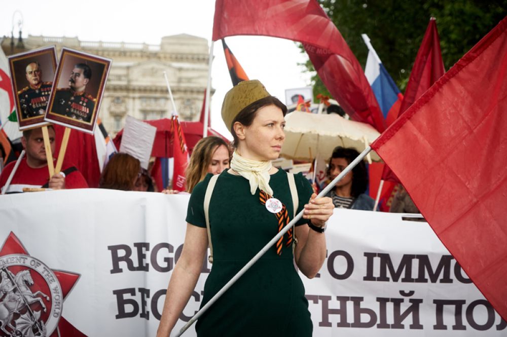 Участница акции «Бессмертный полк» в Риме, Италия.
